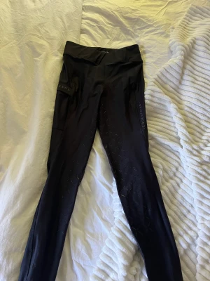 helt oanvända jacson ridbyxor💋 - säljer dessa helt oanvända ridbyxor då de är för små, vi köpte dom förmå och glömde lämna tillbaka så aldrig använda💘