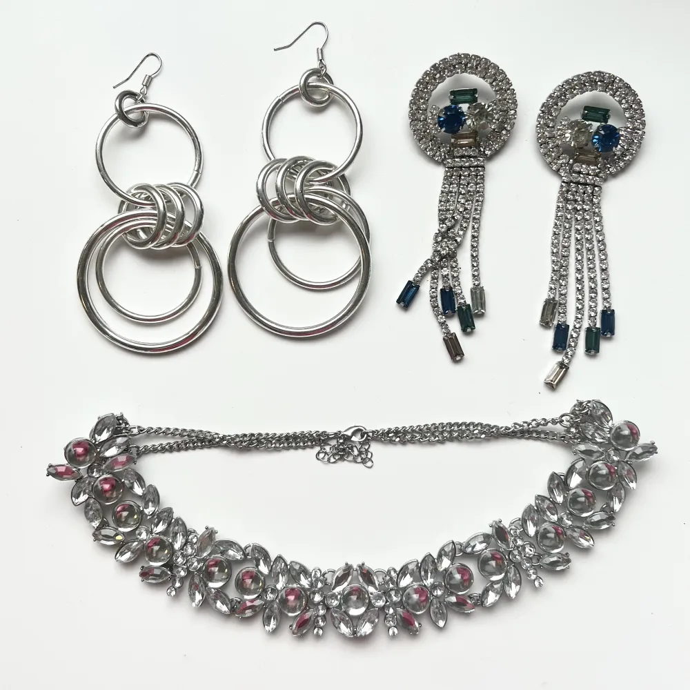 1 par örhängen från H&M, 1 par glitterörhängen från Monki, 1 halsband från Bikbok. . Accessoarer.