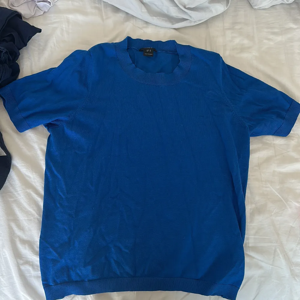 Fin blå tröja i blå finns ej kvar tror jag och ganska bra skick pris kan diskuteras som vanligt💪🏻💪🏻🔛🔝. T-shirts.