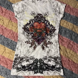 Baby T-shirt - Köpt här på Plick super cool mini T shirt i storlek xs med Rhinestones ger lite ed Hardy vibes 