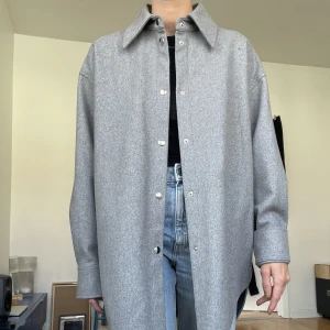 Acne overshirt i ull - Grå stilren skjortjacka, funkar både inomhus och utomhus! Silvriga knappar. Obetydligt använd så skicket är jättefint!  Storlek XS men oversize så funkar nog upp till M (jag är 156cm som referens). 