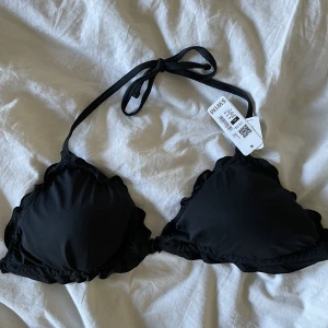 Bikiniöverdel - Svart bikiniöverdel från Cubus. Är en XL men tror den passar fler storlekar med!