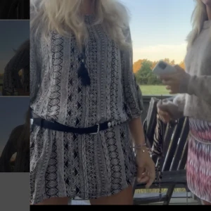 Söt klänning med mönster - Fin klänning med mönster och tassel vid knytningen. Skärpet kommer ej med.💕står storlek L men passar mer S/M om man ska ha det som en klänning. Köpt second hand så vet ej märket