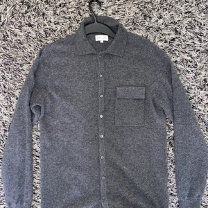 Davida Cashmere Cardigan - Säljer denna snygga och unika cardigan från Davida Cashmere. Storlek S och knappt använd, precis som ny. 100% Cashmir. Nypris är runt 2999kr.