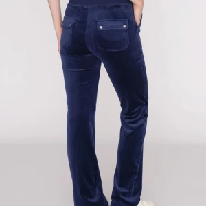 Juicy couture byxor  - Säljer mina marinblå juicy byxor för att de inte kommer till användning ! Sparsamt använda och har inga defekter eller liknande 💕  Skriv för fler bilder ! 