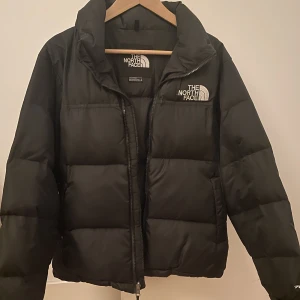 North face jacka - Super skön vinterjacka från the north face!💘Jätte mysig och varm till vintern. Köpt här på plick men endast använd av mig. Använd men i väldigt bra skick! Storlek M men passar bra på mig som bär S. Skriv privat vid fler frågor❣️