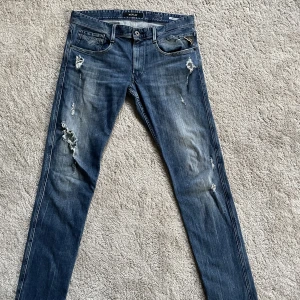 Replay Anbass - Replay Anbass jeans. Väldigt bra skick. Nypris ca 1800, mitt pris 529kr. Hör av er vid funderingar🤝