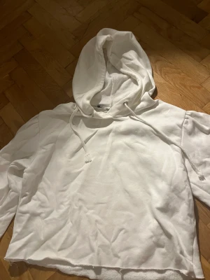 Vit hoodie - En vit hoodie som är kortare (cropped), med lite puffärmar. Hoodien är i storlek xs/s, och kommer från lager 157!😊