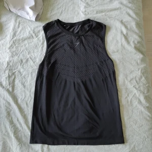 Gymshark tank top - Gymshark tank top som jag typ aldrig använt. Därav bra skick. Stl medium. Passar även L pga stretch