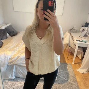 Stickad väst - Beige stickad väst i storlek L, lite större på mig som brukar använda storlek S. Använd en gång 