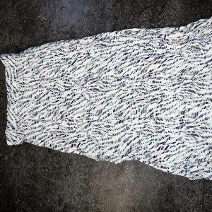 NELLY - midikjol - Perfekt skick. Använd en gång. Behöver strykas. Stl. Xs