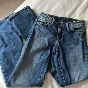 Lågmidjade bootcut jeans köpta i new york förra året och knappt använda! Har inga fler bilder eller mått! Finns kvar tills dom är markerade sålda 🩷