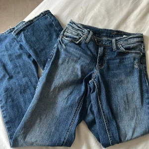 Lågmidjade jeans - Lågmidjade bootcut jeans köpta i new york förra året och knappt använda! Har inga fler bilder eller mått! Finns kvar tills dom är markerade sålda 🩷