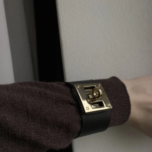 Läder armband  - Läderarmband som påminner om ett kelly bracelet. Aldrig använt så är i nyskick💛