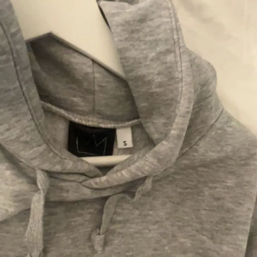 Säljer nu min älskade hov1 hoddie som jag köpte på deras hemsida när dom släppte merch 2021. Säljer då den inte kommer till användning , storlek S men sitter ganska ovetsized .riktigt bra skick då jag knappt använt den. Skriv för fler bilder osv❤️. Hoodies.