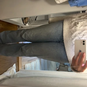 zara jeans - säljer dessa jeans från zara i storlek 40, då de inte kommer till användning. sparsamt använda och det tillkommer inga defekter. jeansen har slitna detaljer vid fickor och anklarna 💕