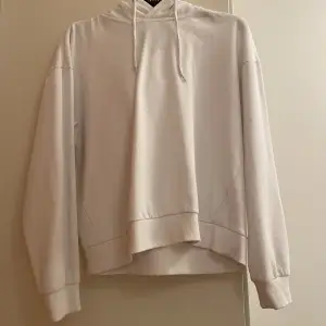 vit hoodie från lager 157. har haft ganska länge men den har inte kommit till användning så den är i fint skick.💘