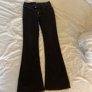 Lågmidjade Bootcut jeans från Gina Tricot. Säljer för att jeansen är en aning tight på mig. Passar någon mellan 165-170. Nästan helt nya!. Kontakta mig vid frågor eller funderingar🤍.