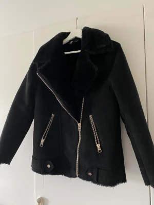 Bikerjacka - Bikerjacka från hm, knappt använd. Kan tänka mig att byta mot storlek större. Liten i storlek. 