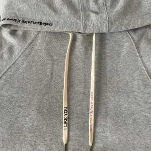 Zadig hoodie  - Så cool hoodie från Zadig Voltaire X band of sisters kollektionen. 