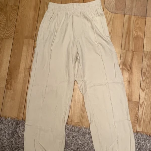 Weekday mjukisbyxor  - Weekday mjukisbyxor byxor som liknar linnebyxor med mjukis material. Riktigt sköna och snygga byxor i strl S. Loosefit, passar S-M. Herr byxor. Endast använd en gång. Superfint skick.