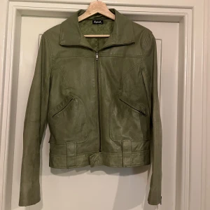 Grön läderjacka  - Grön läderjacka som sitter cropped