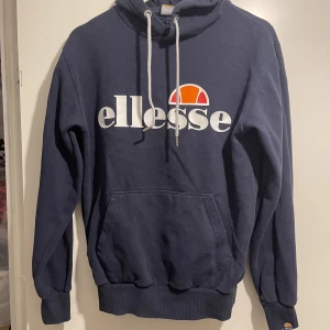 Ellesse storlek 38 - Skulle säga att det mer är strl 36.  Mer marinblå irl, bilderna blir lite bleka i kameran. 