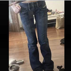 Superfina helt nya Diesel jeans köpta här på plick men säljer för att dom inte passade💕Midjemåttet rakt över är 37 och innerbenslängden är 85💕