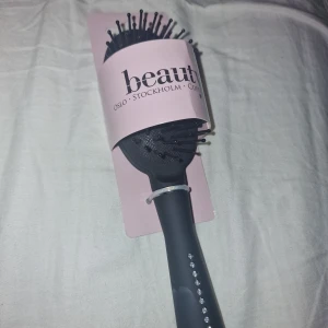 Borste - Oanvänd super fin liten borste, perfekt för väskan🦋