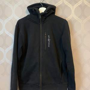 Sail Racing zip-up hoodie köpt för va 3 månader sedan, används inte längre Skick 8/10