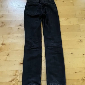 Jeans - Lågmidjade svarta jeans från Zara. Bra passform, använda fåtal gånger, i bra skick. 