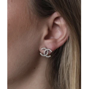 Chanel örhängen - Underbara CC Chanel örhängen i silvermetal, säljs med Chanel box. 