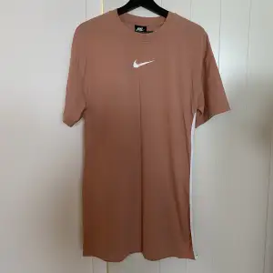 Rosa klänning från Nike i storlek XS🧡