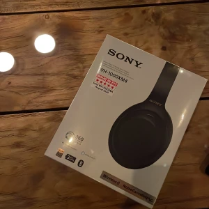 Helt nya Sony wh1000xm4 - Helt nya, aldrig använda inte ens öppnade försöker sälja dom så snabbt som möjligt bud går dunder🙌🏽