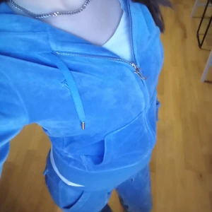 Juicy couture set - Säljer då ja nt använder d längre o behöver pengarna💙 strl xs i byxorna o s i tröjan. Tröjan e som helt ny men byxorna har några märken p ena benet men inget som syns o p snöret som man ser fattas ena metallen där d står juicy couture på💙😚 du står frakten