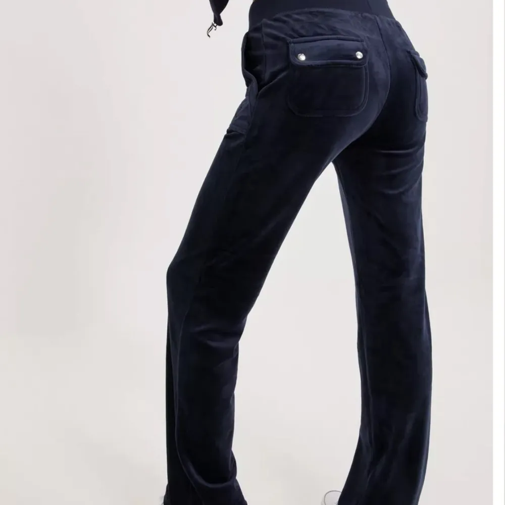 Säljer mina mörkblåa juicy Coutore byxor i storlek M, säljer dom då dom aldirg kommer till användning i super fint skick (skriv för egna bilder). Jeans & Byxor.