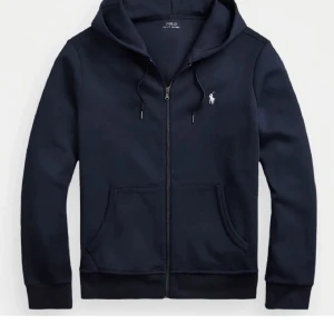 Polo ralph lauren zip up hoodie  - Fått den som present, storleken passar inte mig, använd en gång pga jag försökte få storleken att funka, färgen kan se konstig ut pga ljuset