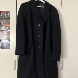 marinblå kappa - marinblå kappa som inte kommer till användning