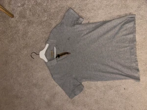 BURBERRY POLO - Burberry polo köpt på nk i mycket bra skick.