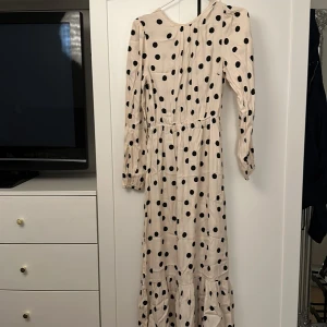 Klänning Lindex  - Prickig vit maxiklänning från Lindex. Köpt för 600kr i somras och är inte använd, pågrund av att jag inte tycker den passar mig. Tillhörande knytband finns. 