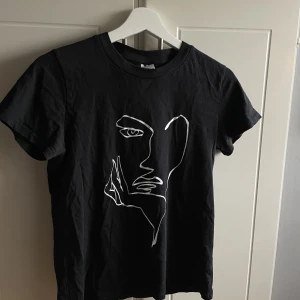 Svart T-shirt  - Cool t-shirt som passar till de mesta, fint skick!🖤storlek XS, Skriv vid frågor eller för fler bilder! 