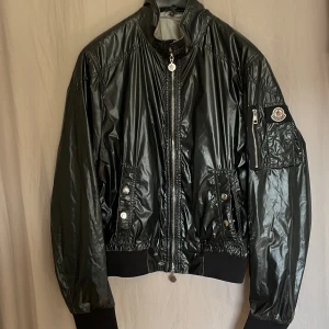 Moncler windbreaker - Tjenare! Säljer en Moncler pomolos jacka. Sjukt snygg jacka som är perfekt till hösten/våren. Finns tyvärr några flaws men i helhet så är den i bra skick! Äkthetsbevis Finns✅(jag tar gärna emot byten)