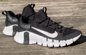 Fina Nike Free Metcon 3 black & white - Säljer mina fina Nike Free Metcon 3. De är i väldigt gott skick pga jag har använt de sparsamt och få gånger  (högst 15 gånger). Bra allround sko till gymmet. stl. 43