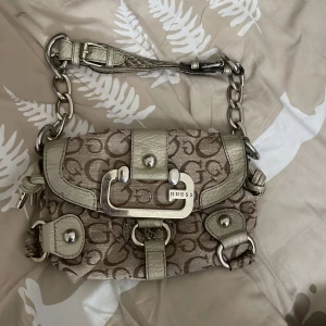 Guess väska  - Guess väska i jättebra skick! Den är vintage och liten men räcker till grejer! 