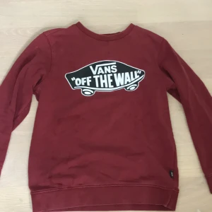Vans hoodie  - Säljer den här vans hoodien för att den är för liten och inte använder den länger om ni har frågor skriv