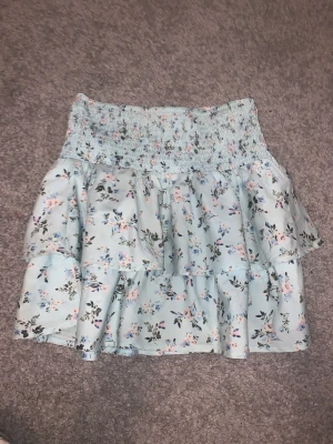 Blommig kjol💋 - Nu är min ur snygga blomkjol till slau!!🌸 Den är hur fin som helst och i jätte bra skick<33 Den är i storlek 158-164 Men den passar även på mig som har storlek 152💗Säljer då jag har tröttnat lite på den.