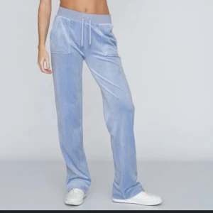 Juicy byxor  - Säljer mina juicy byxor pga att dom inte kommer till användning. Dom är hyfsat använda men inga skador. Bara lite ”smuts ” typ längst ner vid bena. Men inget som syns mycket. Skriv för egna bilder o kom med pris förslag!