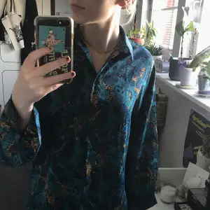 skön paisley mönstrad blus från shein köpt secondhand! nyskick, bara använd 1 gång! strl S men passar M också!