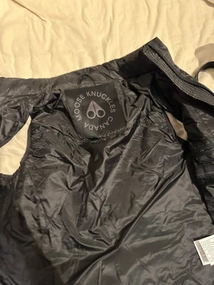 Säljer denna moouse knuckels västen pga att jag precis köpt en moncler väst  - Den är i ny skick och är använda cirka 5 gånger nypris ligger på mellan 3000-4000 kr, väldigt bra till hösten också. Skrev bara om ni vill ha mer bilder eller har några frågor att ställa!😁