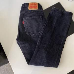 Svarta Levis 501 jeans, W 30 L 30, Helt som nya